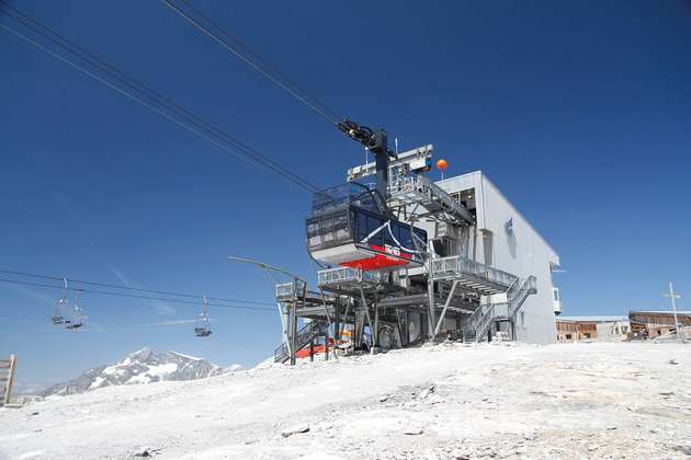 Die gesamte Antriebstechnik inklusive der 150 Tonnen schweren Tragseilspanngewichte ist auf 3.038 Metern Höhe in der Talstation der Téléphérique de la Grande Motte untergebracht.