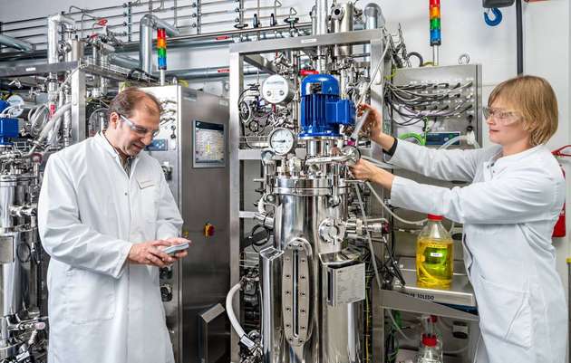 In der Bioreaktoranlage von Prof. Dr. Rudolf Hausmann produziert die Universität Hohenheim mittels spezieller Bakterienstämme Biotenside aus Materialien wie Holz.