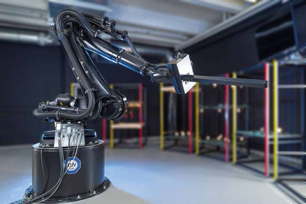 Das Robogoniometer besitzt je ein DAkkS-kalibriertes Photometer und Spektrometer. Der Roboter kann bis zu 8.000 Brennstellen im Dauertest verwalten.