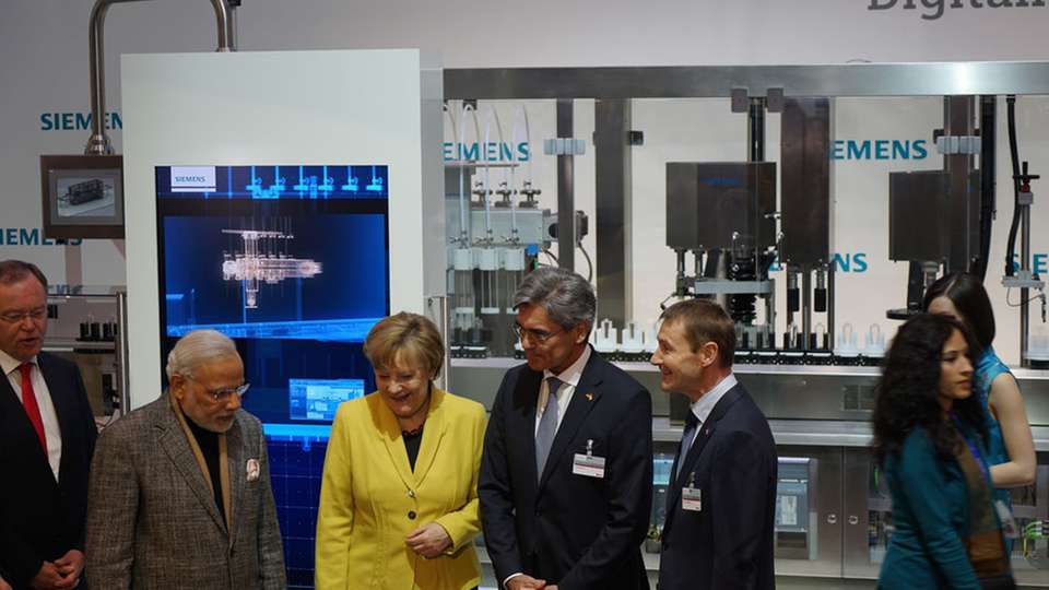 Industrie 4.0 für Frau Merkel: Auf dem Siemens-Messestand produzierte die Optima-Maschine Moduline individualisiertes Parfum.