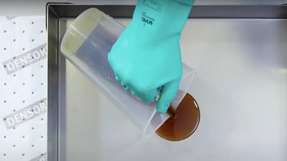 Im Video wird die Aufnahmekapazität des Bindemittels Densorb am Beispiel von Maschinenöl demonstriert.