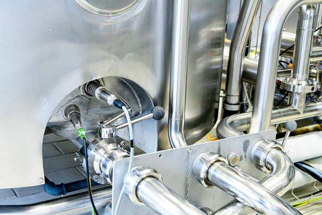 Der hygienegerechte Drucksensor PBMN Flush sowie der Füllstandsschalter CleverLevel LBFS überwachen den Füllstand in den Mixtanks.