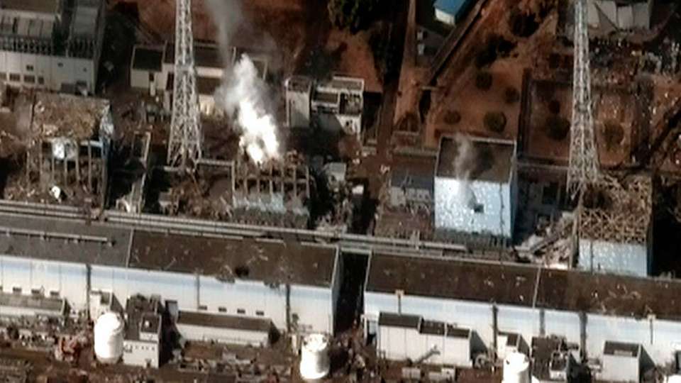 Satellitenbild vom Kernkraftwerk Fukushima, 2011: Zu sehen sind die Reaktorblöcke 1 bis 4 nach mehreren Explosionen und Bränden.