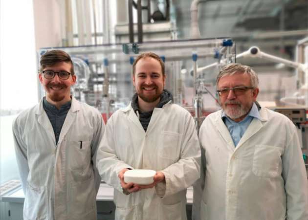 Das neue Kühlmaterial wurde von Florian Himmelstein, Felix Marske und Prof. Dr. Thomas Hahn (von links) entwickelt.
