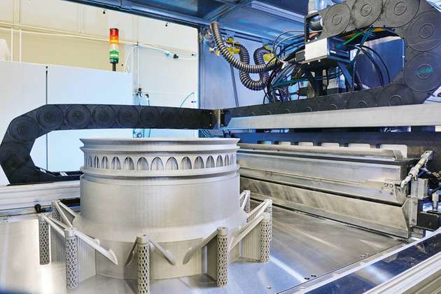 Mehrere Laser am Fraunhofer ILT verwandeln Metallpulver per 3D-Druck in ein Demonstratorbauteil für zukünftige Rolls-Royce-Triebwerke.