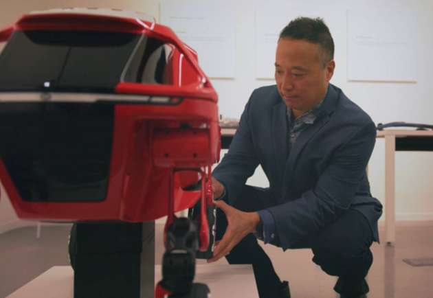 John Suh, Founding-Direktor des New Horizons Studio von Hyundai, untersucht Komponenten des „Elevate“-Prototyps.