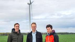 Von links: Die drei Doktoranden Johannes Luthe, Andreas Schulze und Stephan Häusler vor der im Projekt DynAWind2 untersuchten Windenergieanlage des Rostocker Unternehmens W2E.