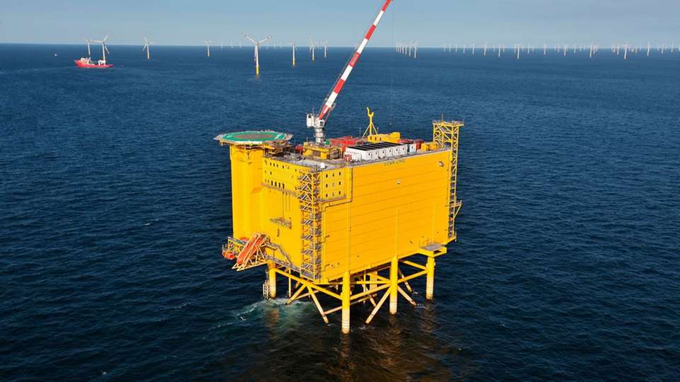 Umspannstation im Meer: Die Offshore-Konverterstation Dolwin Alpha ist über Seekabel mit den Windparks Borkum West II und Borkum Riffgrund verbunden. 