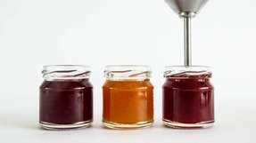 So kommt die Marmelade ins Glas: Dosiertechnik erfüllt Aufgaben von der Lebensmittel- bis zur Kosmetikproduktion.