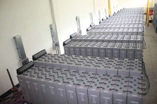 Neun Cluster Batteriepufferspeicher mit einer Gesamtkapazität von 1.512 kWh halten den Strom zu jeder Zeit bereit.