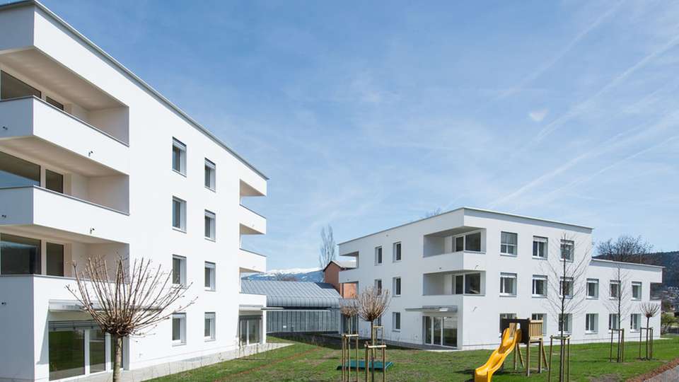 Passivhaus Plus in Innsbruck: Ein Wohngebäude kann vollständig das ganze Jahr über mit erneuerbarer Energie versorgt werden, das hat das die Wohnbaugesellschaft Neue Heimat Tirol bestätigt.