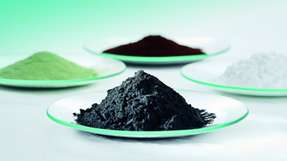 Ein Schlüssel zu nachhaltigerer Mobilität: Kathodenmaterialien-Vorprodukte (grünes und braunes Pulver), Lithiumcarbonat (weißes Pulver) und Kathodenmaterialien (schwarzes Pulver)