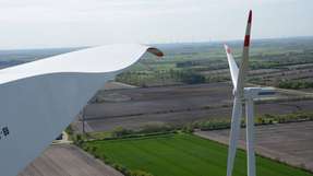 Über die Rotorblätter von Windenergieanlagen soll Wasser in die Atmosphäre gebracht werden, wo es in Form von Wassertröpfchen oder Wasserdampf vom Wind verteilt wird.