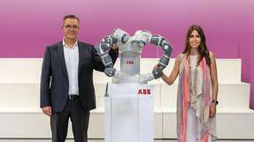 Sami Atiya, Leiter des Geschäftsbereichs Robotik & Fertigungsautomation von ABB und Veronica Pascual Boé, CEO ASTI.