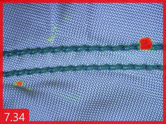 Selbst bei variierenden Hintergründen oder Oberflächentexturen findet das Tool Red Analyze kleinste Fehler. In diesem Beispiel erkennt es Nahtprobleme in Textilien.