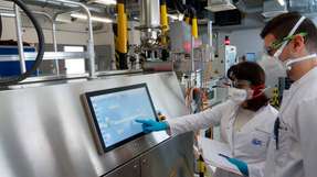 Das ZSW erforscht mit drei Industriepartnern die Extruder-basierte Herstellung von Elektroden mit umweltverträglichen und hochkapazitiven Materialien, ohne den Einsatz von toxischem NMP. 