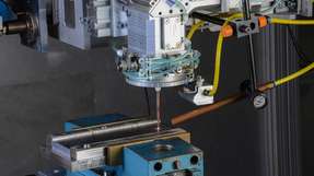 Das Fraunhofer-Institut für Produktionstechnologie IPT aus Aachen hat mit Partnern aus Industrie und Forschung das bildgebende Verfahren der optischen Kohärenztomografie (OCT) in einen koaxialen Prozess zum Laserauftragschweißen von Draht integriert.