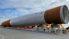 Der erste transportierte Monopile, hergestellt für das Offshore-Umspannwerk, ist mit einem Gewicht von knapp über 2.100 t, einer Länge von 110 m und einem Durchmesser von 9,6 m der größte in Europa.