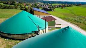 Biogasanlagen wie in Mauenheim bei Tuttlingen stellen eine wichtige Alternative zu Erdgas dar. Doch viele dieser Anlagen könnten bald abgeschaltet werden, da der Förderzeitraum über das Erneuerbare-Energien-Gesetz (EEG) bald endet. 
