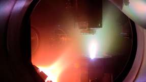Herstellung der Photoelektroden: Ein intensiver Laserpuls trifft auf ein Target mit dem Material, verwandelt es in Plasma und scheidet es als Dünnschicht auf einem Substrat ab.