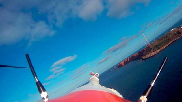 Onboard-Perspektive: Unbemanntes Luftfahrzeug im Anflug auf Helgoland.