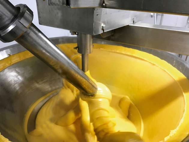 Der Radar-Füllstandsensor misst den Füllstand des Käses zuverlässig, unabhängig von Ablagerungen oder dem Rührwerk.