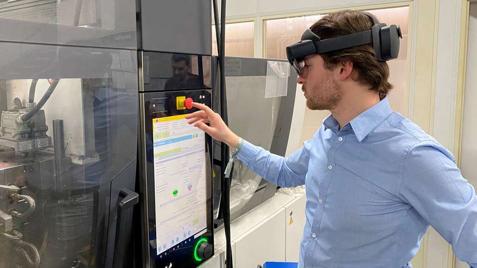 Philipp Hesse, wissenschaftlicher Mitarbeiter der Fachgruppe „Produktentstehung“ am Heinz Nixdorf Institut, beim Test einer AR-Brille