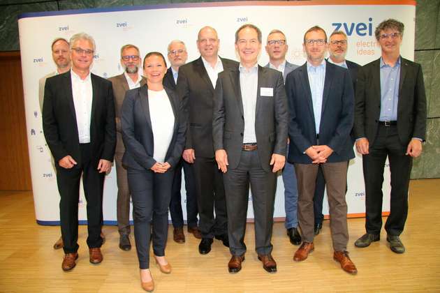 Es wurde ein neuer Vorstand für die Amtszeit von 2022 bis 2025 gewählt. Von links nach rechts: Markus Kniesel (VEGA), Ralf Beckmann (Knick), Johannes Kalhoff (Phoenix Contact), Jessica Bethune (Schneider Electric), Ulrich Pichler (Yokogawa), Axel Lorenz/Vorsitzender (Siemens), Dr. Attila Bilgic/stellv. Vorsitzender (Krohne), Jörg de la Motte (HIMA), Mathias Schinzel (Emerson), Felix Seibl (ZVEI), Stefan Basenach (ABB), es fehlt: Dr. Andreas Mayr/stellv. Vorsitzender (Endress + Hauser)
