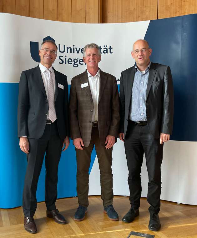 Die Gründer des Wissenschaftsgebiets Risk Governance, Prof. Dr. Arnd Wiedemann (links) und Prof. Dr. Volker Stein (rechts), mit Prof. Mark Beasley (Mitte) aus den USA, der den Auftakt-Vortrag der Konferenz hielt.