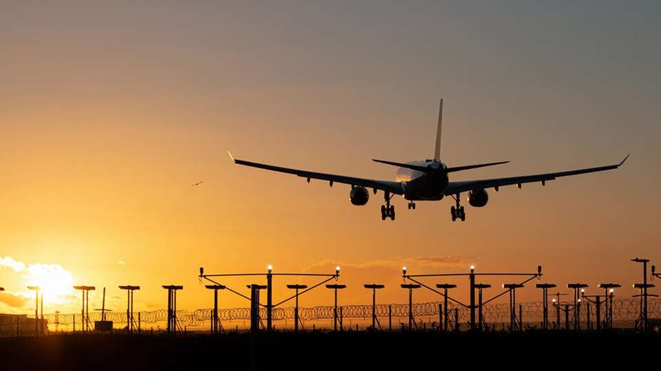Der vermehrte Flugverkehr ist ein Grund für die wachsenden CO2-Emissionen im Jahr 2022.
