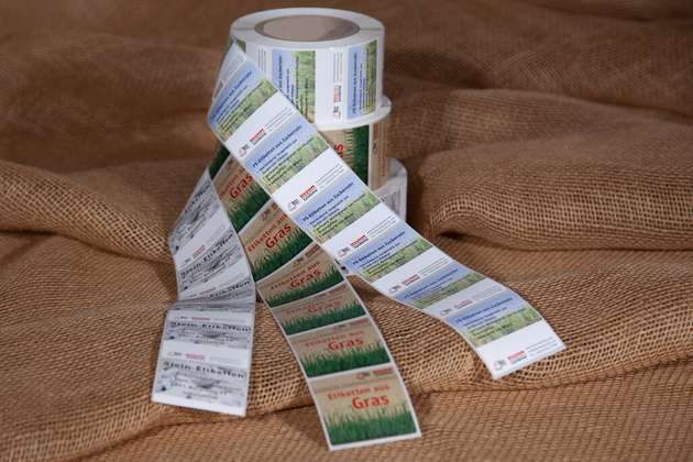 Nachhaltige Materialien zur  Herstellung von Etiketten sind unter anderem Stein, Zuckerrohr und  Grasfasern. 