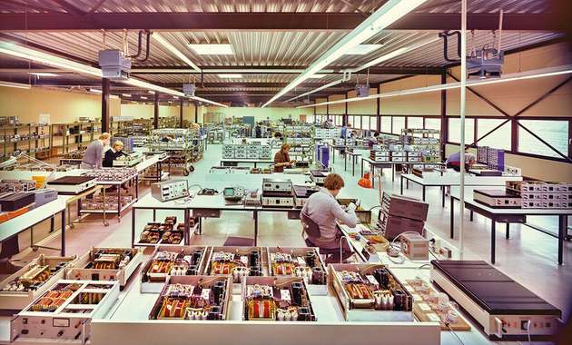 1984: Produktion und Prüffeld: Moderne Prüfplätze entstehen direkt in der Fertigung.