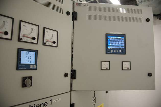 In der Trafostation: Emax läuft auf dem Janitza UMG 508 rechts im Bild. Das UMG 96 RM liefert die Messungen für das Energiemanagement