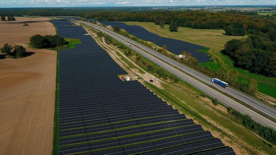 Vattenfall erwirbt das Deutschland-Geschäft von Solizer und baut damit sein Photovoltaik-Projektportfolio auf 7 GW aus, um das Ziel der fossilfreien Energieerzeugung voranzutreiben. Auf dem Bild abgebildet der Solarpark in Leizen im Jahr 2021. 