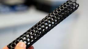 3D-gedrucktes Modell einer Kohlenstoff-Nanoröhre, die den Hauptbestandteil der neuen Sensoren bilden. Anders als in diesem Modell sind die echten Nanoröhren etwa 100.000-mal dünner als ein menschliches Haar.