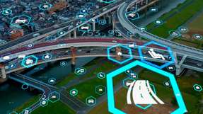 Mithilfe vernetzter Fahrzeug-Technologie soll die Verkehrssicherheit und der Verkehrsfluss verbessert werden.