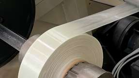 Tape-Rolle aus Polyamid mit Glasfaserverstärkung im Produktionsprozess