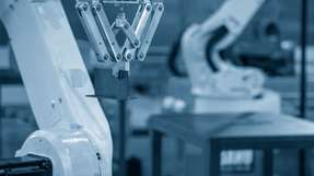 Universal Robots bestätigt seine Position als führender Cobot-Anbieter mit über 11.111 installierten Cobots in der DACH-Region, während die Andreas Mayr GmbH den Ehren-UR10e zur Schweißautomatisierung einsetzt, um Fachkräftemangel zu begegnen und die Produktivität zu steigern.
