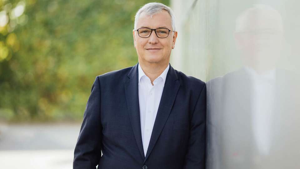 Peter Gerstmann ist Vorsitzender der Geschäftsführung des Zeppelin Konzerns. Bereits seit 20 Jahren ist er in unterschiedlichen leitenden Positionen für den Konzern tätig.