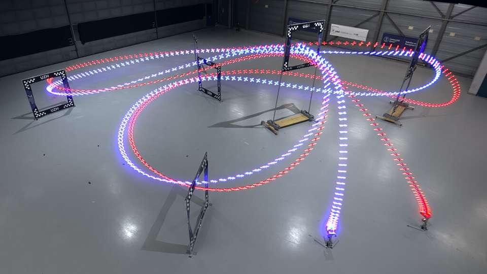 Die mit KI trainierte autonome Drohne (in blau) schaffte insgesamt die schnellste Runde, mit einer halben Sekunde Vorsprung vor der Bestzeit eines menschlichen Piloten.
