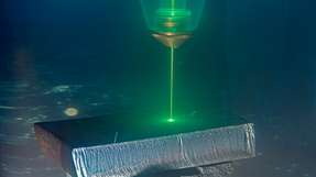 Ein besonders kurzwelliger grüner Laser, dessen Schneidfähigkeit auch im Wasser gegeben ist, soll im Meer Stahl und Metalle zerteilen. Das Fraunhofer IWS hat eine Lösung erforscht und entwickelt, die bereits im Labor funktioniert.