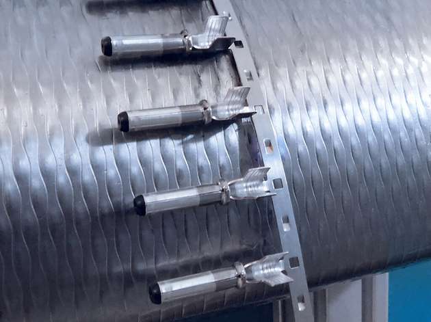 Die Qualität des von Kramski endlos gefertigten Hochvoltsteckverbinders – links die Kunststoffkappe in schwarz – wird mit Hilfe von Prozessüberwachung sowie weiteren Prüfsystemen von Kistler gesichert.