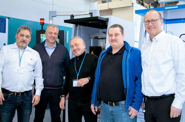 Die erfolgreiche Partnerschaft geht weiter: Klaus Weser und Jürgen Bodamer von Kistler (1.u.3.v.l.) zusammen mit Jörg Carle, Christian Reeb und Felix Nußbaum (2.,4.,5.v.l.) von Kramski