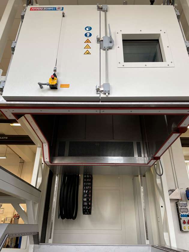 Die Klimakammer inklusive Verfahreinheit wurde passgenau auf den Shaker beim Kunden konstruiert und gefertigt.