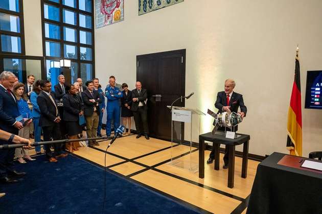 NASA-Administrator Bill Nelson hält eine Rede während der Unterzeichnungszeremonie der Artemis Accords in der Residenz des deutschen Botschafters in Washington.