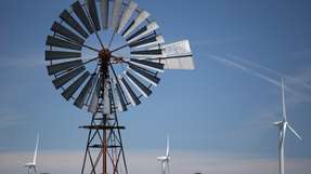 Anstelle von riesigen Windrädern kann man auch auf kleine Windmühlen setzen, um grünen Strom zu produzieren. Diese sind wesentlich verträglicher für die Umwelt.