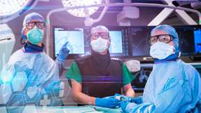 Chirurgen im experimentellen Hybrid-OP des Fraunhofer IPA in Mannheim