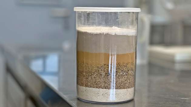 Erdige Rohstoffe: Lehm besteht aus Tonmineralen, Sand und feinkörnigen Silt-Sedimenten. Für stabiles Bauen müssen weitere Zusatzstoffe beigemengt werden.