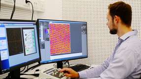Blick auf die Nanoebene: Im Rastertransmissionselektronenmikroskop analysiert Dr. Niklas Wolff die atomare Struktur des Materials. Da es sich zwischen verschiedenen Zuständen schalten lässt, kann es als Speicher genutzt werden.
