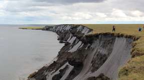 Ein Kliff in der sibirischen Arktis mit Überresten von Moorgebieten